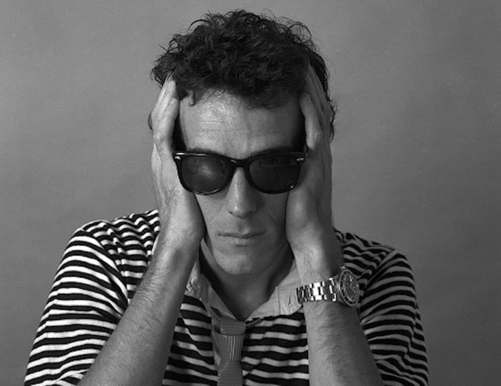 Retrato en blanco y negro de Luis Alberto Spinetta, ícono del rock argentino