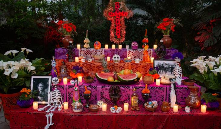 La embajada de México celebra el Día de Muertos al aire libre en Recoleta con la recreación de un auténtico altar mexicano, catrinas y mariachis durante dos días