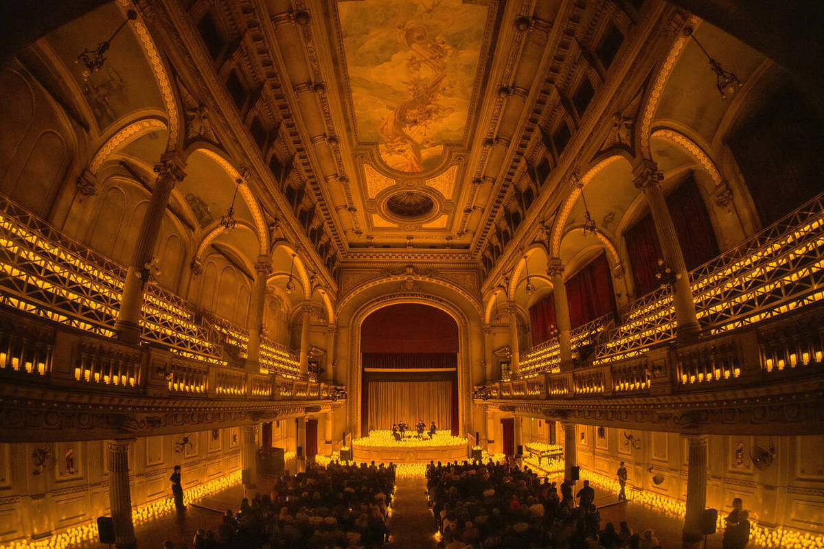 Interior del Auditorio San José en Buenos Aires durante un concierto Candlelight