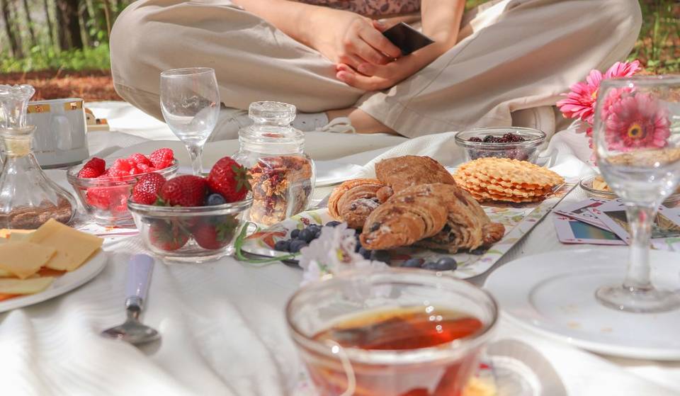 Massive Picnic in front of the Museum of Fine Arts in May: Eat at sunset with the Picnic Gourmet Fair