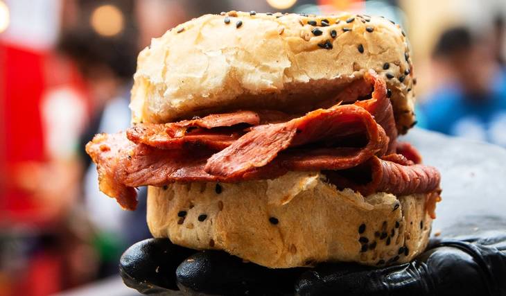 Food trucks, editoriales y lectores se encuentran en la Feria Leer y Comer en Chacarita