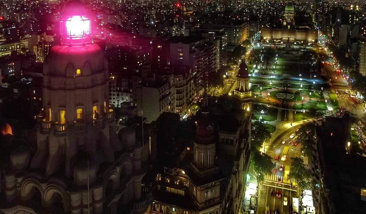 En 1923, el Palacio Barolo se consagró como el edificio más alto de Sudamérica con la intención de albergar las cenizas de Dante Alighieri; un siglo después, su faro ilumina la noche de Avenida de Mayo