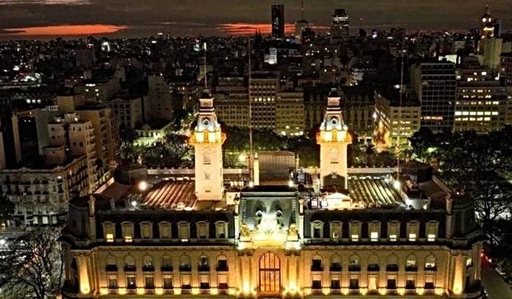 Este es el Palacio de Buenos Aires que esconde un Museo y podés Visitar Gratis de Noche