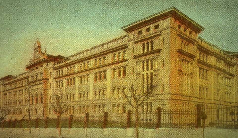 El palacio de Buenos Aires que funciona como escuela y alberga un teatro, un museo y un planetario