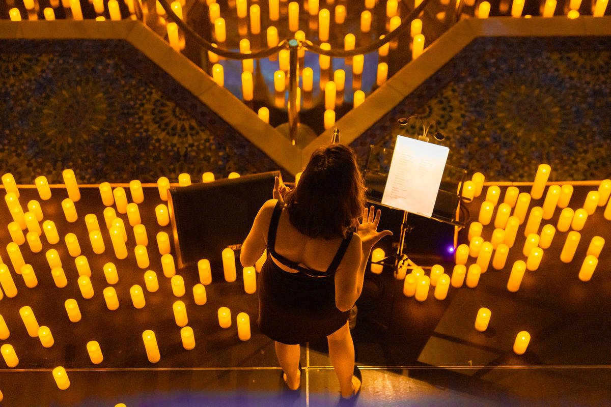 Artista cantando sobre un escenario de Candlelight lleno de velas