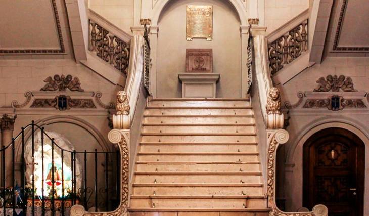The palace of Buenos Aires inspired by the University of Salamanca with restaurant and candlelight concerts