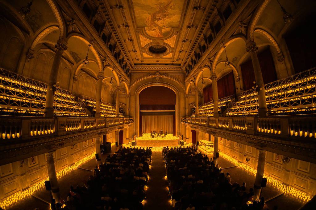 Vista panorámica del Teatro Colegio San José en Buenos Aires iluminado por miles de velas durante un concierto Candlelight de cuarteto de cuerda.