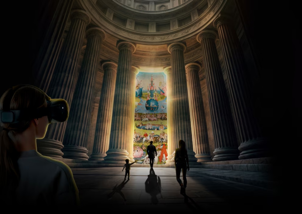 Familia observando una proyección del Jardín de las Delicias con gafas VR en un edificio con columnas clásicas, ejemplo de experiencias inmersivas Buenos Aires inspiradas en el arte
