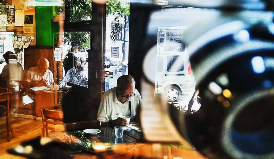 Chacarita oculta su propio museo temático: Más de 600 cámaras antiguas, noches de jazz y hasta un bar notable