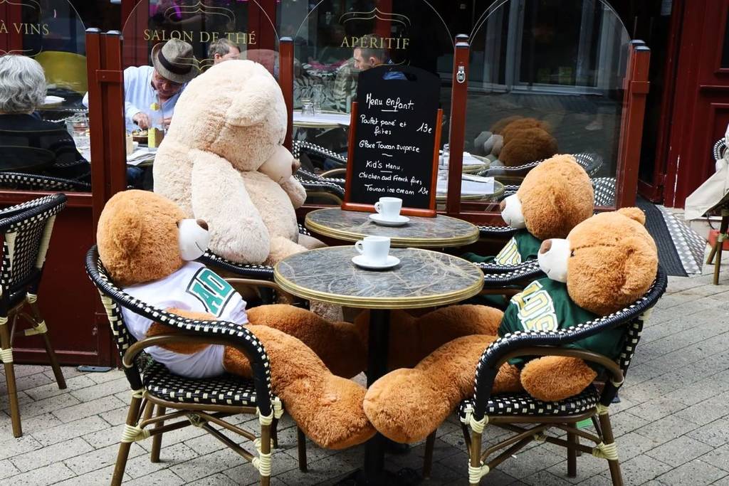 cafeteria peluches gigantes en las mesas buenos aires