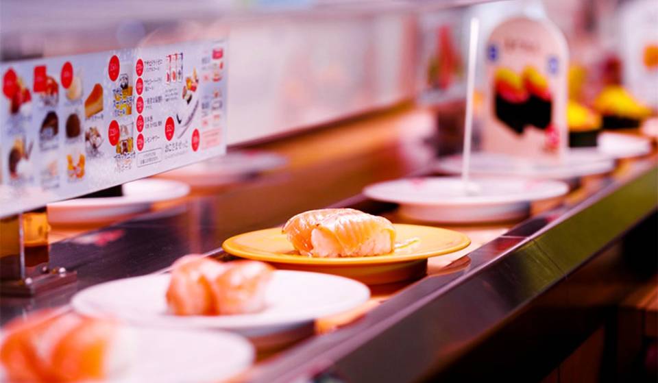 El restaurante escondido a metros del Barrio Chino donde el sushi, el ramen y los postres circulan en cinta transportadora