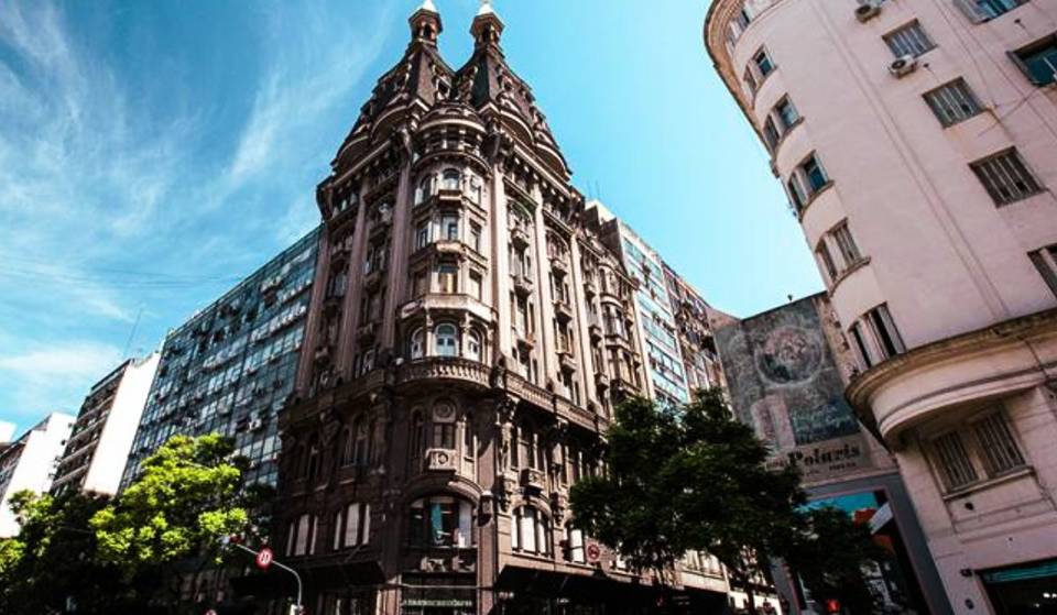 Este es el edificio de las 300 esculturas y simbología alemana que visitar en Buenos Aires hasta su cúpula con una copa de vino