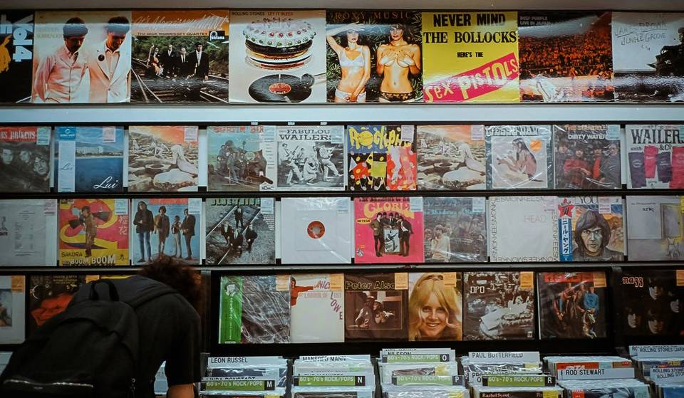 Un tesoro oculto en Constitución: la disquería que sobrevive desde los 80s entre vinilos, VHS y reliquias musicales