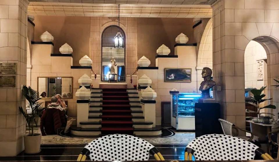 Así es el Palacio Art Decó de 1923 en Buenos Aires que esconde una cafetería entre estatuas y vitrales en su planta baja