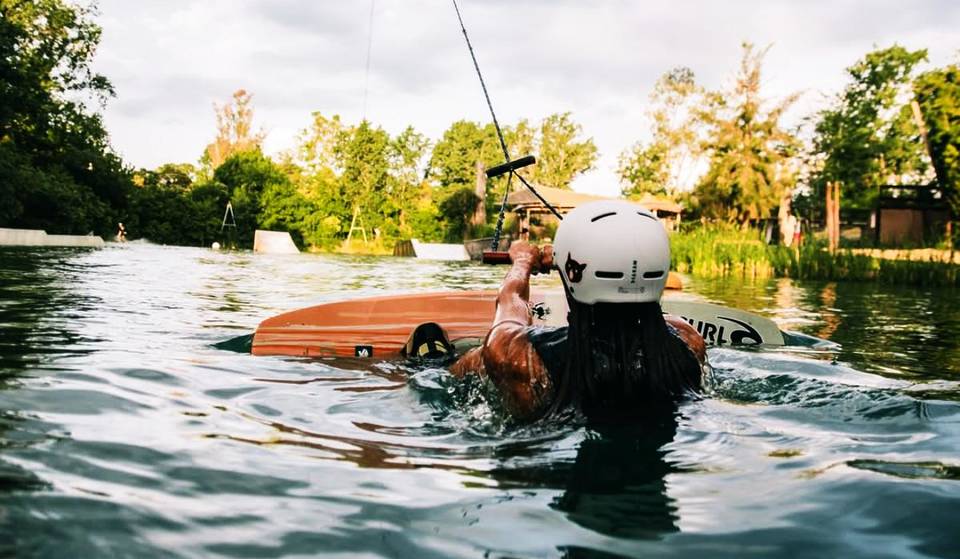 La Playa Escondida a 40km de Buenos Aires con agua cristalina que no sabías que existía: Wakeboard y patio de comidas en el bosque