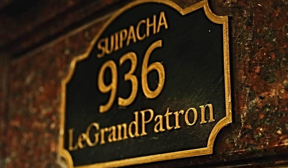 Esta es la barbería secreta escondida en el subsuelo de este edificio Art Nouveau en Avenida de Mayo que hace más que cortar pelo