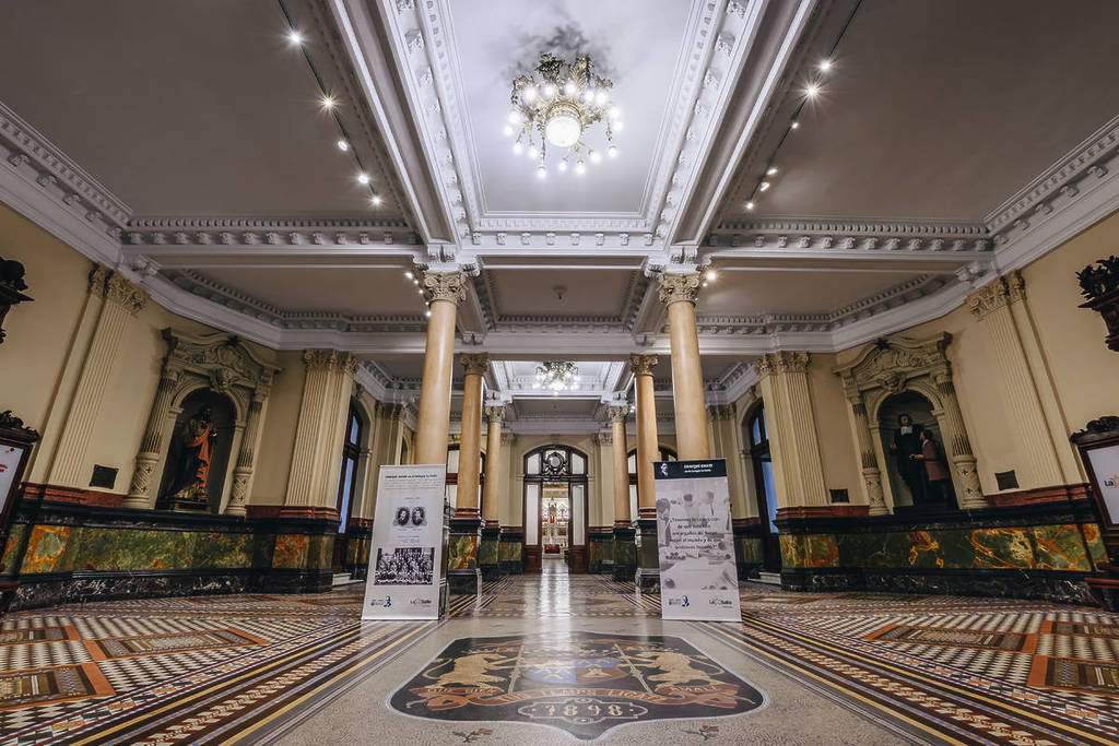 Interior del histórico edificio de La Salle en Buenos Aires, con su vestíbulo amplio de estilo clásico