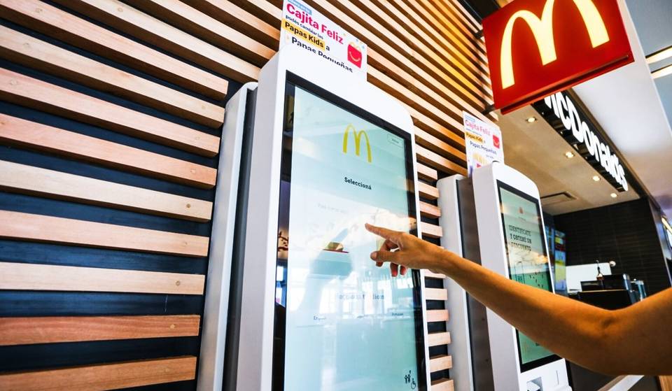 Buenos Aires tiene el primer y único Mc Donald´s Asiático: Platos típicos chinos, Muralla China y apertura 24 horas