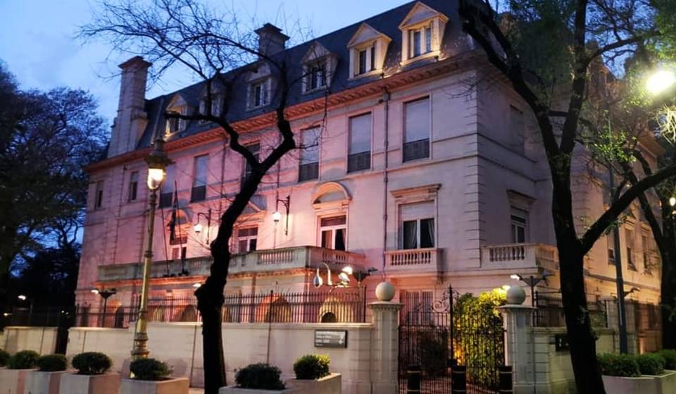 The British Embassy in Buenos Aires celebrates a Christmas fair in its gardens: Games, tea, carols and Santa Claus’ visit.