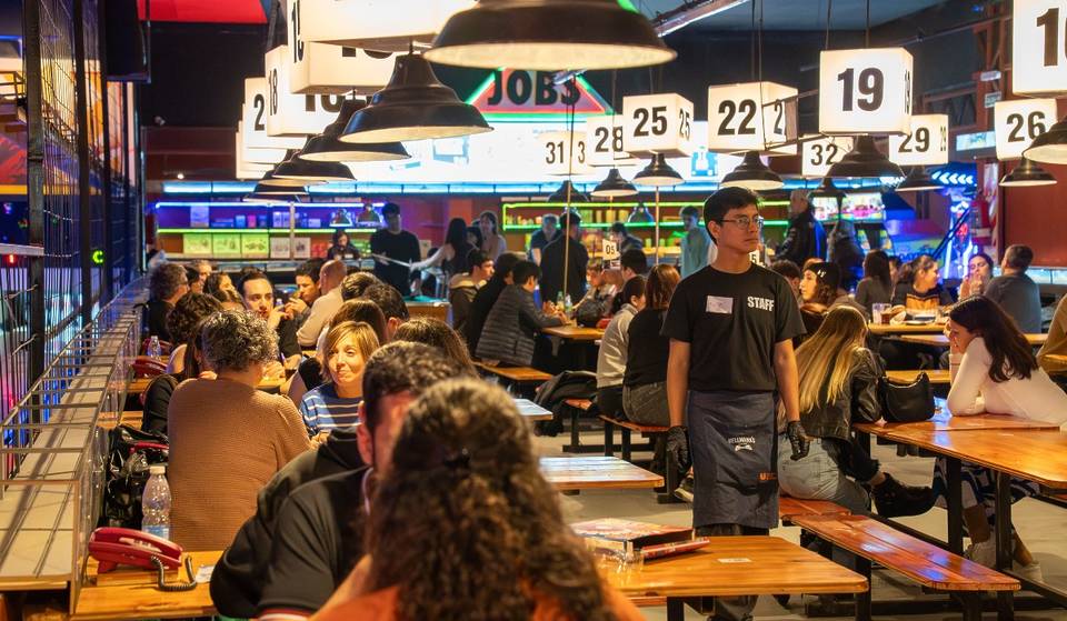 Buenos Aires tiene un nuevo Fono Bar: 33 mesas con teléfono, bowling y  Scalextric gigante a una cuadra de Av. Cabildo