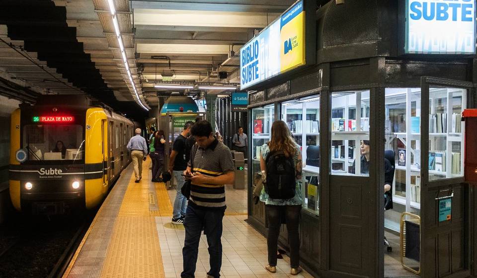 Buenos Aires tiene su primera biblioteca subterránea gratuita, está debajo de la Avenida de Mayo y ya podés llevarte libros