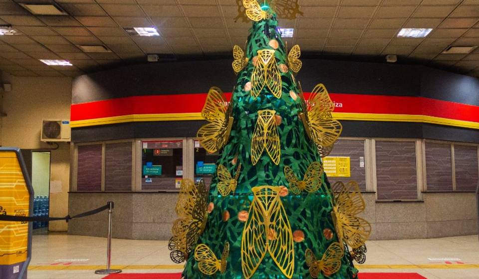 Christmas in the Buenos Aires Subway: Stations with mailboxes to leave letters, a giant tree and Santa Claus in person