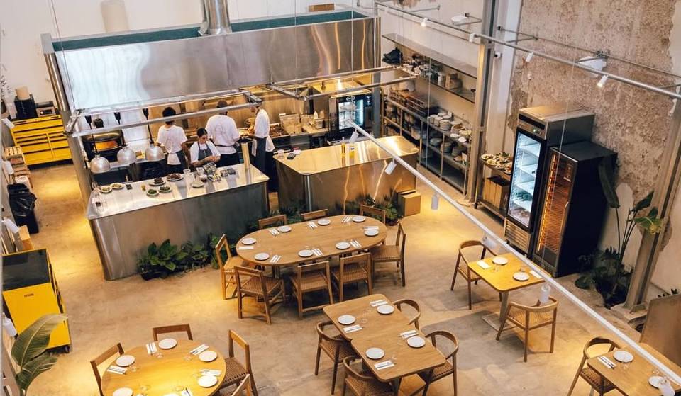Así es el Restaurante en Buenos Aires que funciona en un ex Galpón de una Fábrica: cocina abierta, paredes de 11 metros y hasta un antiguo montacargas