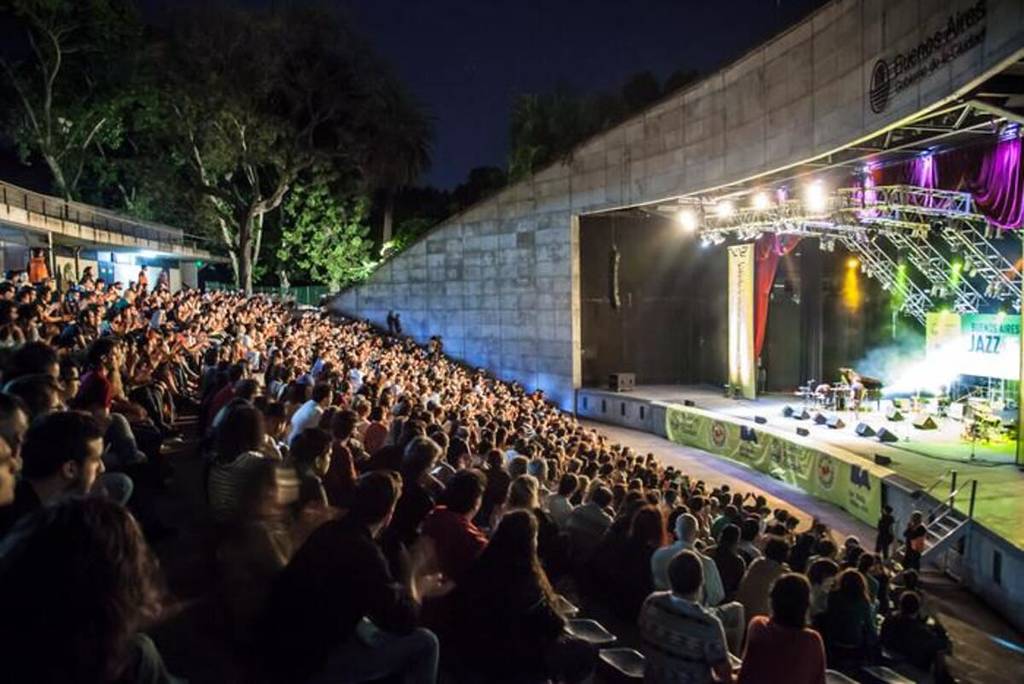 Público en el Anfiteatro del Parque Centenario durante un concierto al aire libre en Buenos Aires