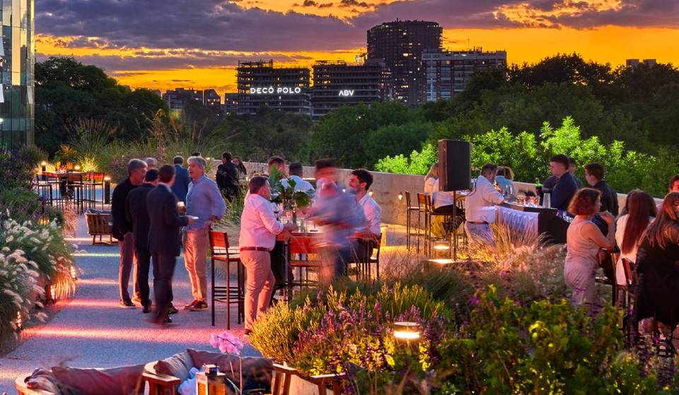 Buenos Aires estrena un Rooftop Bar en un antiguo Estacionamiento: Vistas al Rosedal desde las alturas y un VIP oculto