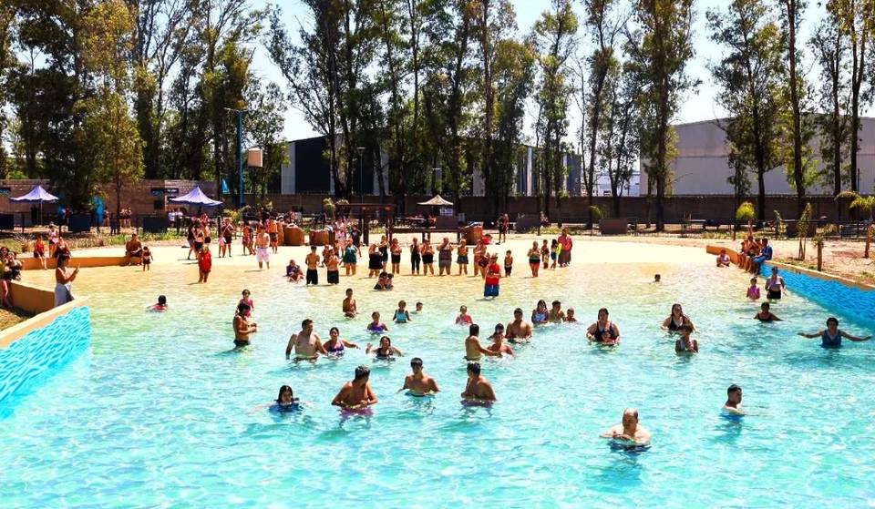 A pool with waves, sand, and palm trees to make you feel like you’re in the Caribbean, just 30 minutes from Buenos Aires and without spending a fortune.