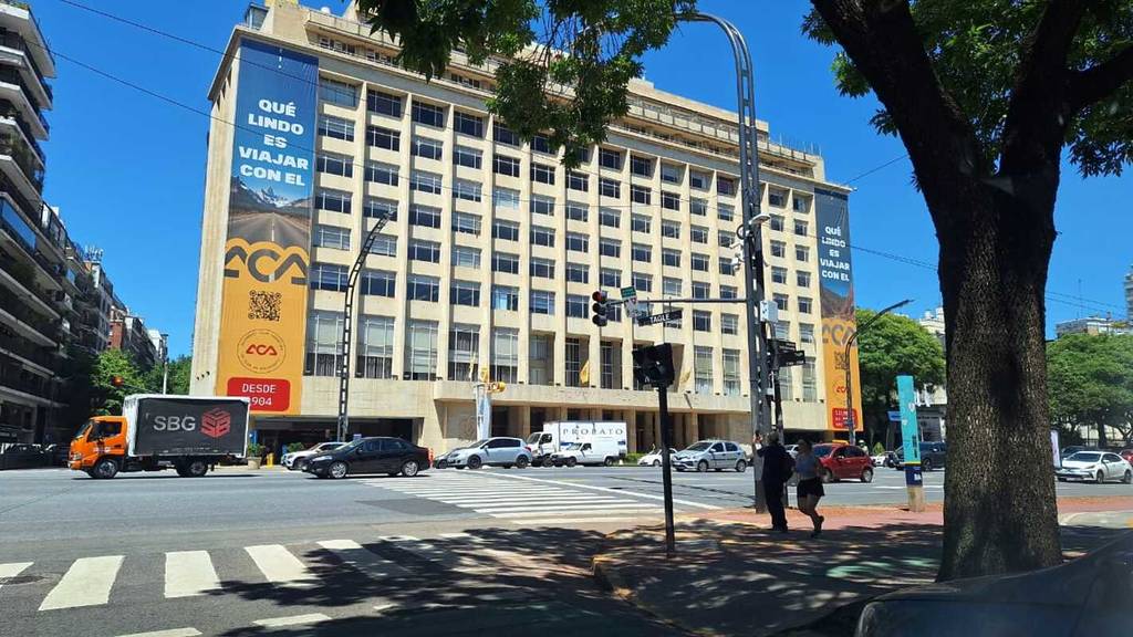 Vista exterior de la sede central del Automóvil Club Argentino