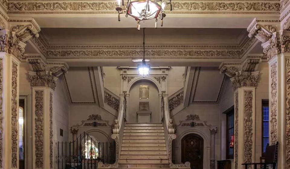 The palace of Buenos Aires inspired by the University of Salamanca: a nearly 100-year-old gem where you can dine and listen to classical music by candlelight.