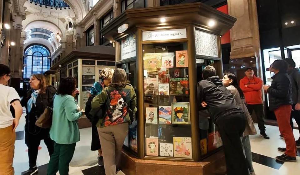 La Librería más Pequeña de Buenos Aires se esconde en esta Galería Art Nouveau: es la segunda más pequeña del mundo y por sus pasillos caminó el autor de El Principito