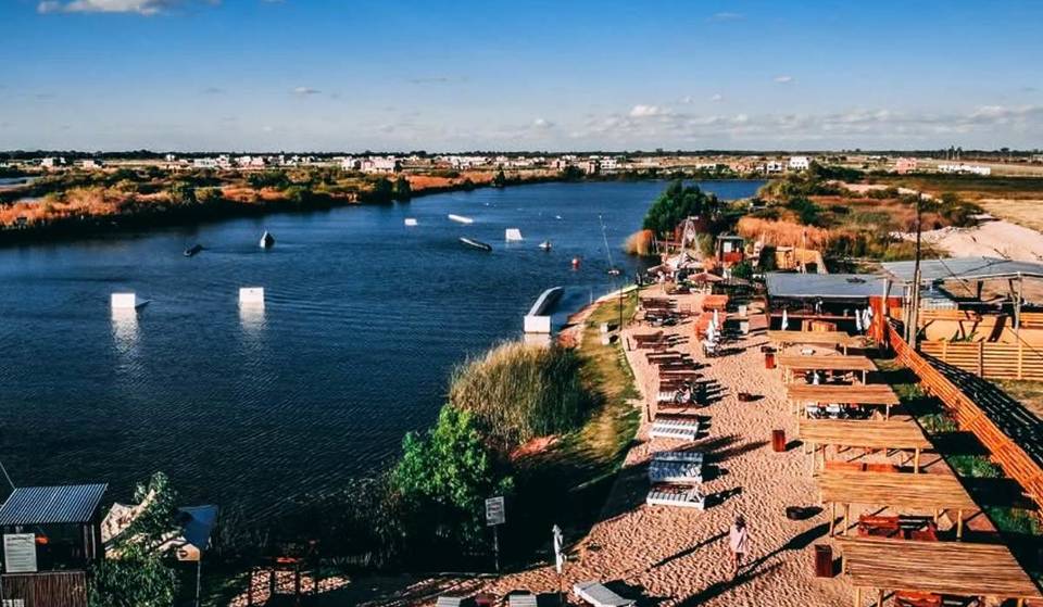La Playa con Arena a sólo 40km de Buenos Aires para un Atardecer de Verano: reposeras, parador, deportes acuáticos y entrada gratuita