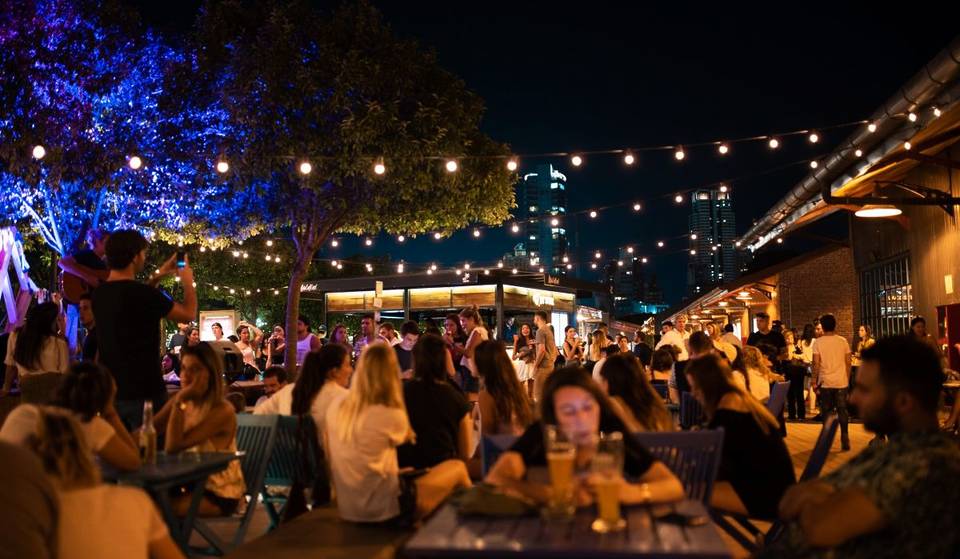 Cine Gratis al aire libre en la Playa pero en Buenos Aires: Mirá «Esperando la Carroza» bajo las estrellas en este Bar de Playa en Palermo