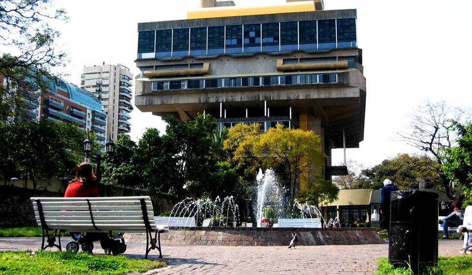 Buenos Aires inaugura un laberinto dedicado a Borges y lo celebra con una lectura al aire libre ¡Lleva tu libro!