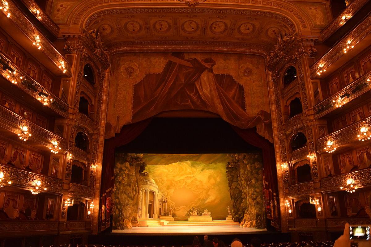 Sala del Teatro Colón de Buenos Aires donde se ve el escenario (con el telón arriba) y los palcos