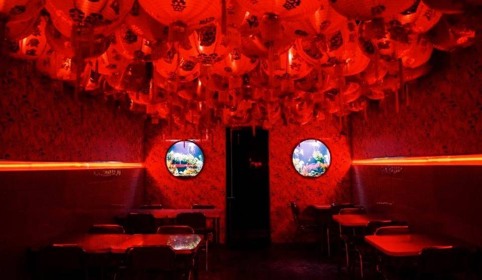 Una puerta en Palermo te transporta a un callejón de Tokio: música, sake, cocina a la vista y platos que mezclan lo mejor de Asia sin salir de Buenos Aires