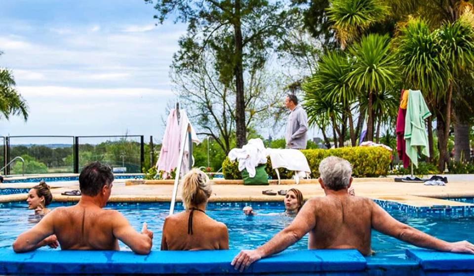 No es Federación: el pueblo con aguas termales, piletas naturales, vista al río y parque acuático perfecto para Semana Santa