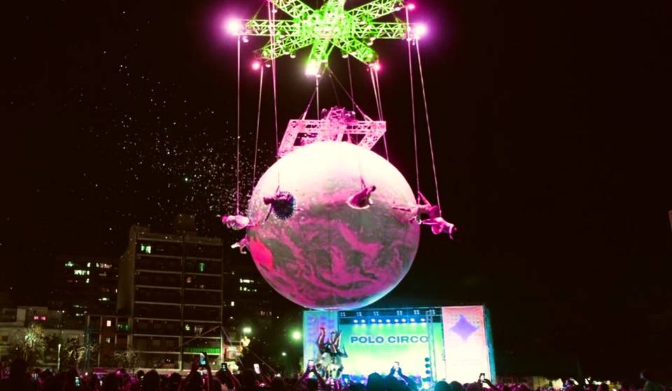 Grúas gigantes y Acrobacia a 50 metros de altura en un espectáculo de danza y música con entrada Gratuita