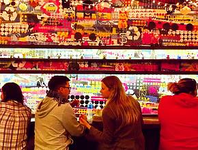 La barra de Ramen oculta en Buenos Aires que parece un callejón de Japón: 7 tipo de ramen, sake y cocina a la vista