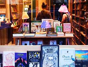 Descubrí un circuito literario oculto en Palermo este domingo: tres librerías, café de especialidad y brindis para celebrar leer