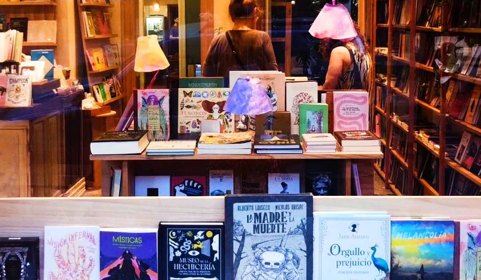 Descubrí un circuito literario oculto en Palermo este domingo: tres librerías, café de especialidad y brindis para celebrar leer
