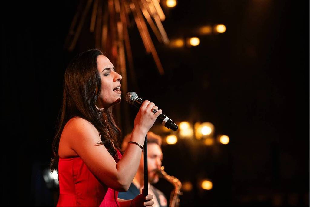 Primer plano de una cantante sobre un escenario en un concierto de The Jazz Room.