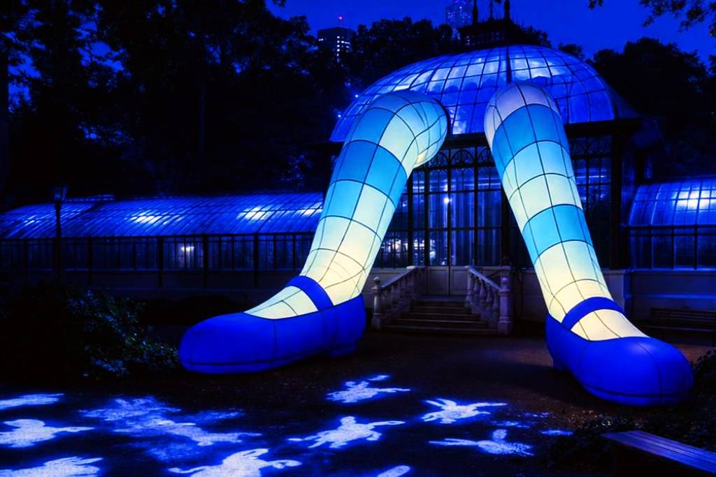 What is the Alice in Wonderland Immersive Experience like that will light up the nights at the Buenos Aires Botanical Garden in July?