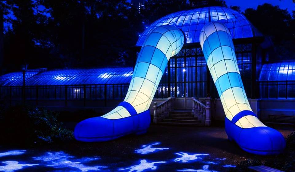 Cómo es la Experiencia Inmersiva de Alicia en el País de Maravillas que llega a las noches del Jardín Botánico de Buenos Aires en Julio