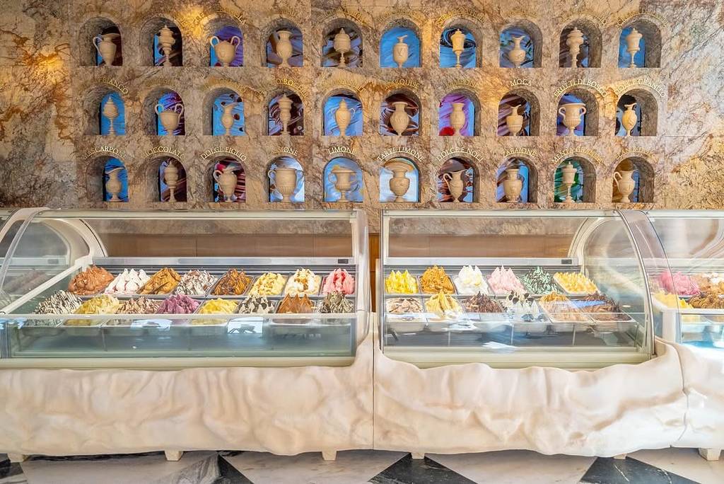 Roman Renaissance-style ice cream parlor in Buenos Aires