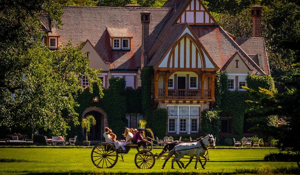 No es la campiña inglesa: el palacio Tudor de 1927 a una hora de Buenos Aires donde podés tomar el té entre vitrales y jardines