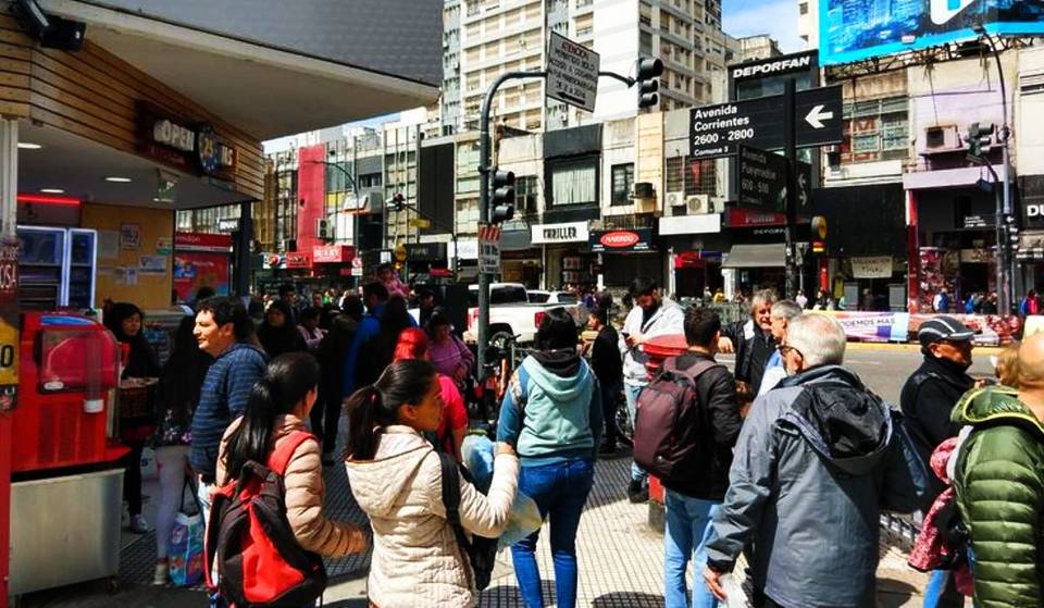 Un outlet en Balvanera vende a ultra low cost camperas por $20.000, remeras desde $2.200 y pantalones por $10.000