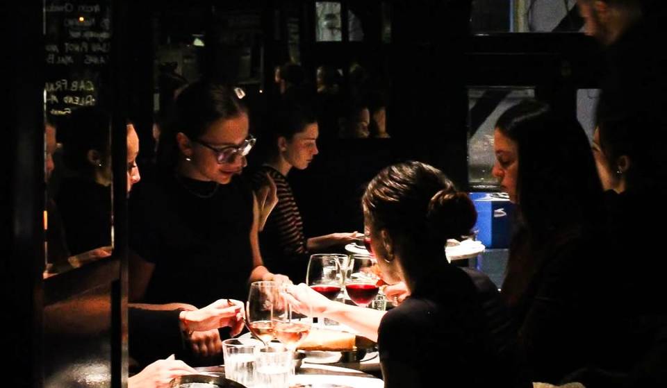 Un bar de vinos funciona en el  subsuelo de este edificio de Buenos Aires: degustaciones en la penumbra y Djs set para el after office